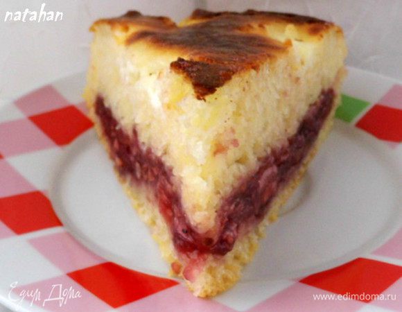 ...а затем на порционные кусочки. Пирог замечательный. В меру сладкий. Корочка под сметанной помазкой мягкая. Хорош как тёплый, так и холодный. Приятного аппетита!