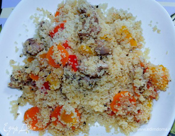 Морковь нарезать кружочками, лук нарезать не очень мелко.