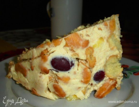 Берем глубокий салатник, выстилаем его пищевой пленкой. В подготовленную емкость выкладываем наш  "торт-полуфабрикат" плотным слоем. и ставим в холодильник на 4 часа или на ночь.