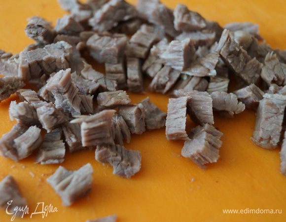 Говядину отвариваем в подсоленой воде, даем ей остыть и нарезаем небольшими квадратиками