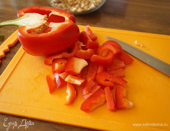 Болгарский перец и перец чили (режем оень мелко) моем, очищаем от семян и режем