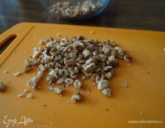 Грецкие орешки измельчаем 