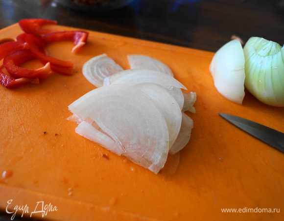 Лук режем полукольцами