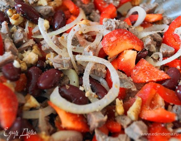 Режем меленько чеснок, открываем банку фасоли и все ингредиенты смешиваем в салатнице 