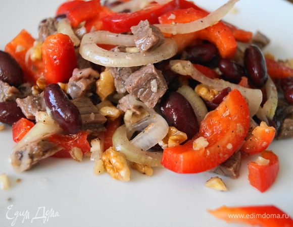 Солим, перчим и заправляем оливковым маслом и винным уксусом