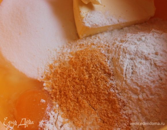 готовим штрёйзел. смешиваем масло, яйцо, сахар, цедру апельсина.