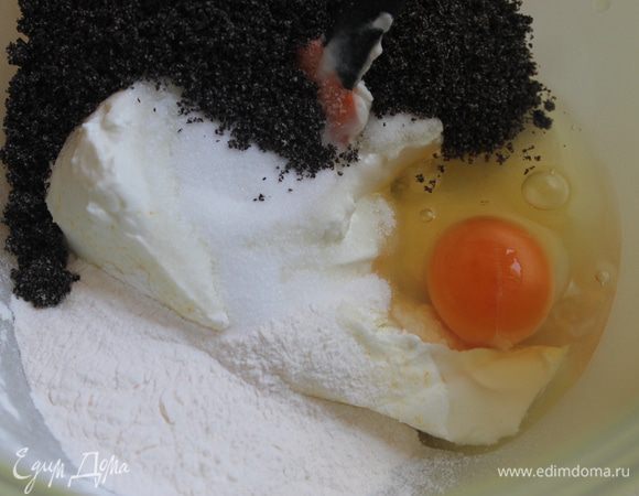 для начинки я взяла простой мак, у меня был перемолотый уже..нужно по рецепту готовый мак. а так же надо  творожную пасту, сахар и пакет десерта ванильного, или можно пакетик пудинга (37 г). 