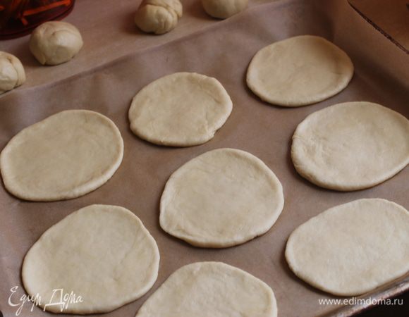 раскатываем такие лепешки до 12 см в диаметре... можно руками размять