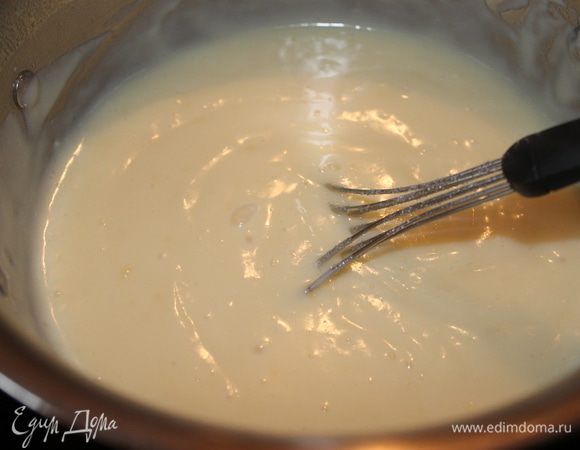 Тесто: все продукты смешайте, не добавляя муку, какао и разрыхлитель. Поставьте на водяную баню или (как у меня есть). Прогрейте, помешивая, до полной однородности примерно 7 минут. Яйца не сварятся, не надо этого бояться, если вы постоянно мешаете. Затем добавьте соду и продолжайте прогревать, пока идет процесс пенообразования, примерно 5–7 минут. Снимите с огня, всыпьте муку с какао и разрыхлителем. Замешайте тесто.