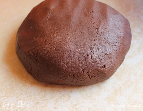 Тесто должно быть как пластилин. Муки может понадобиться больше. Отправьте его в холодильник на час.