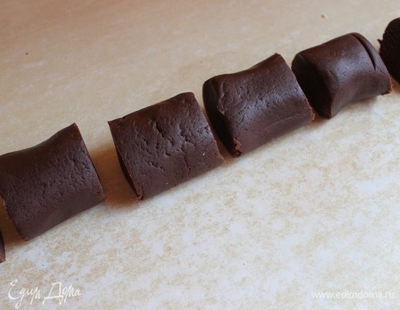 Тесто поделите на 7–8 частей. Зависит от того, какой формы вы будете делать торт.