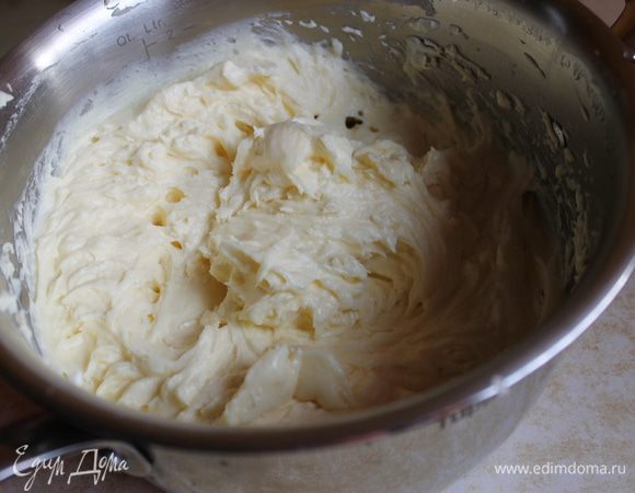 Сварите крем. Его лучше сделать заранее. Яйца соедините с мукой и перемешайте до однородности. Влейте постепенно сначала молоко, а затем сгущенку, постоянно размешивая венчиком. Поставьте кастрюлю на водяную баню и варите до загустения.<br />
Если у вас есть кастрюля с толстым дном, то можно варить на огне, постоянно помешивая. Охладите крем. Масло взбейте до пышности и, не прекращая перешивать, введите крем. Главное, чтобы масло и крем были одной температуры.