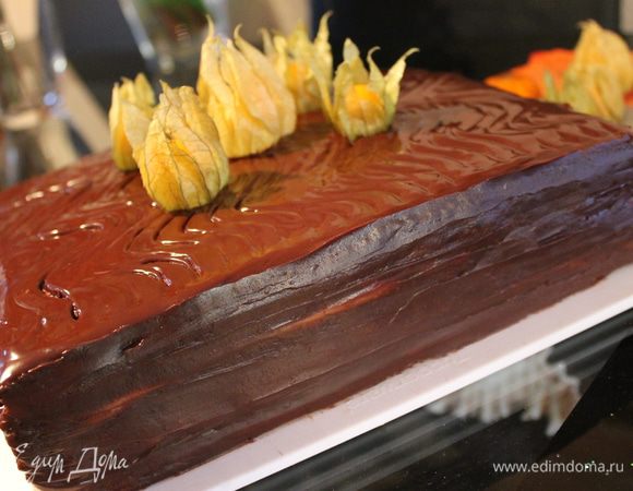 У коржей я обрезала края. Возьмите крем и поделите его на равные части по числу коржей. Смажьте коржи кремом (кроме верхнего). Соберите торт, чтобы верх был ровным. <br />
Налейте на торт глазурь, она аккуратно стечет по краям. <br />
Глазурь: растопите шоколад вместе со сливками. Чтобы нижний корж остался сухим — маленькая хитрость — положите листы фольги под торт. <br />
Дайте торту пропитаться и подавайте.