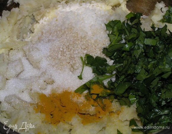 Отварить картофель "в мундире", очистить от кожуры и, пока горячий, размять в пюре. Добавить кокосовую стружку, кунжут, сахар, зелень, куркуму, смесь гарам масала, соль