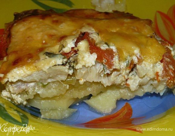 Картофель режем кружочками потоньше, лук кольцами или полукольцами - кому как удобно, помидоры тоже можно нарезать кольцами или полукольцами, рыбку небольшими кусочками. 
Сыр не трем на терке, как обычно, а нарезаем тонкими пластиночками - как на бутерброд. Зелень мелко рубим. 