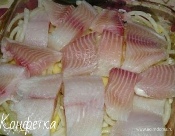 В сливки добавляем соль, перчик, можно еще какие-нибудь специи для рыбки.
В форму сначала выкладываем слой картофеля, затем лучок, затем рыбка.
