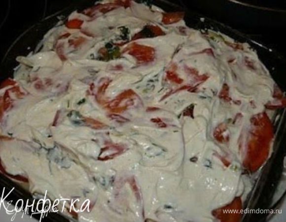 Слегка подсолим, посыпаем зеленью и хорошо смазываем сливками (или поливаем - все зависит от жирности сливок). Затем помидоры - тоже смазываем сливками.