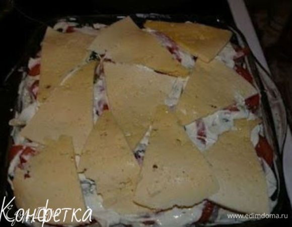 Последний слой - сыр! Выкладываем пластиночки сыра так, чтобы они покрыли практически всю поверхность. Остатки сливок аккуратно выливаем по краям.
