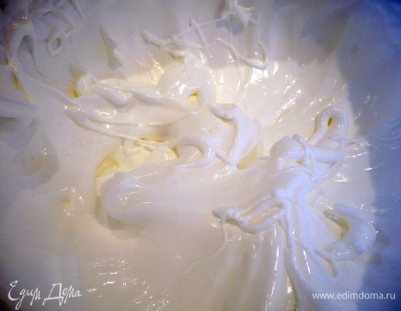 Приготовим тесто для коржей. Для этого отделим белки от желтков. Белки с щепоткой соли взобьем до устойчивых пиков, добавляя ближе к концу взбивания тонкой струйкой сахарный песок.