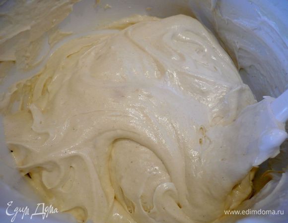 Разогреем духовку до 180 градусов. Муку перемешаем с разрыхлителем. Желтки размешаем венчиком до гладкости и аккуратно введем в белки, перемешаем слегка и просеим через сито муку с разрыхлителем. Перемешаем аккуратно.