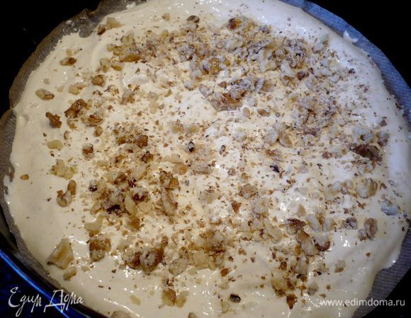 В формы, выстеленные пергаментной бумагой, выложим тесто, чтобы впоследствии получились два одинаковых коржа. Постарайтесь полностью заполнить дно формы тестом и разровнять поверхность так, чтобы коржи и по бокам и сверху получились ровные (казалось бы, простое правило при выпечке коржей, но я это, увы, сделала недостаточно хорошо, может быть, не хватило терпения,а, может быть, умения, так как само тесто имело устойчивую консистенцию, в результате при выкладывании мусса на один из коржей мусс немного вытек на дно формы и срез получился смазанный). На каждое тесто выложим орехи.  Поставим в духовку на 15 минут. 