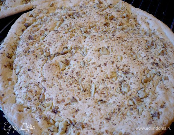 Коржи вынем из формы, дадим слегка остыть и снимем пергамент, оставим остывать на решетке.