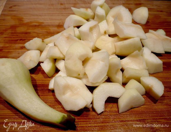 Для мусса. Груши очистим от кожуры, вынем сердцевинки и порежем на крупные кусочки, взбрызнем слегка лимонным соком и пюрируем в блендере до однородности.