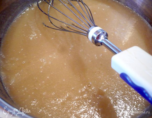 В сотейнике соединим грушевое пюре, 200 мл сока и сок лимона. Добавим агартин и хорошенько перемешаем, поставим на огонь, доведем до кипения, постоянно помешивая, и, продолжая помешивать, дадим покипеть 2 минуты. 