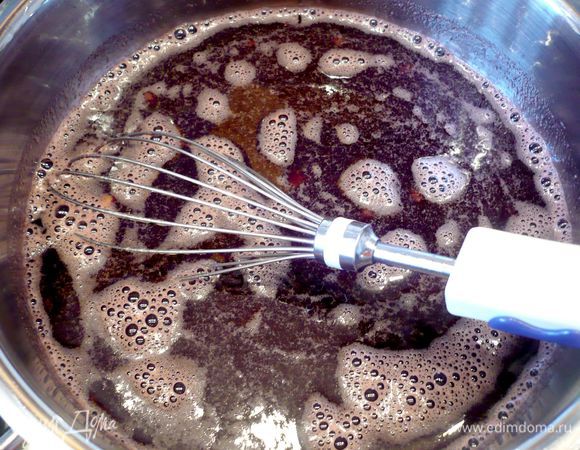 Снимем с огня и введем остальные 200 мл сока и сироп из черной смородины, а также ванилин. Все хорошенько перемешаем и во время остывания время от времени продолжаем помешивать.  