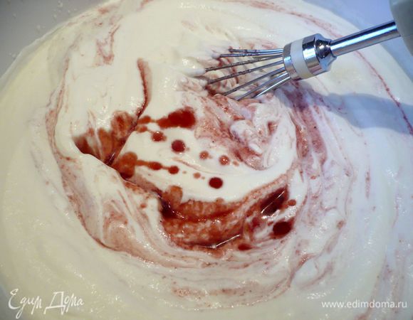 Сливки взобьем и сразу соединим с остывшим до температуры тела муссом. Хорошо перемешаем венчиком до однородного цвета. 