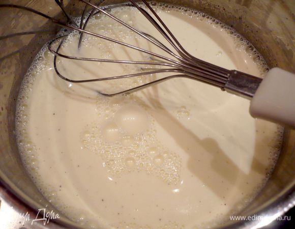 Теперь готовим нашу глазурь. Сливки смешаем с сахаром и ванилином, введем агартин и хорошо перемешаем, доведем до кипения, дадим, постоянно помешивая, покипеть 2 минуты и снимем с огня. Помешаем венчиком, пока масса не остынет слегка и процедим через сито. Масса очень быстро желируется, но слишком горячую глазурь выливать на торт мы не можем, поэтому ждем, пока масса достигнет температуры тела, и выливаем ее на наш торт так, чтобы вся глазурь распределилась ровно. Мне это, увы, не удалось, может быть, из-за того, что поверхность коржа была не очень ровная, может быть, от того, что глазури было слишком мало, советую Вам приготовить двойную порцию. Ставим в холодильник на ночь.