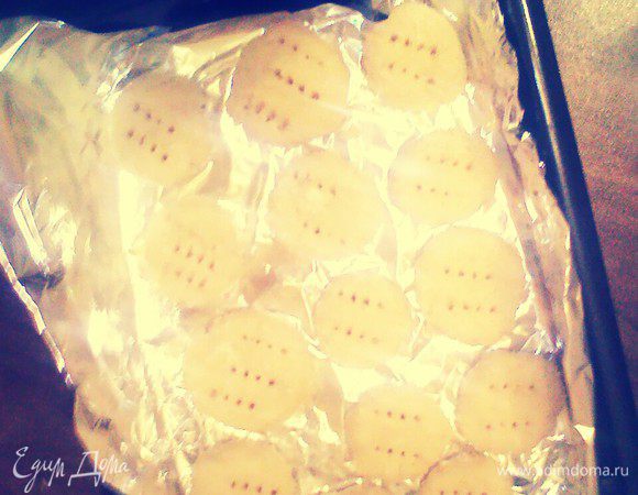 Противень смазать маслом или застелить бумагой для выпечки.
Из теста сформировать небольшие шарики, приплюснуть 
выложить их на противень.
Поставить в разогретую до 180 градусов духовку. 
Выпекать в течение 15-20 минут.