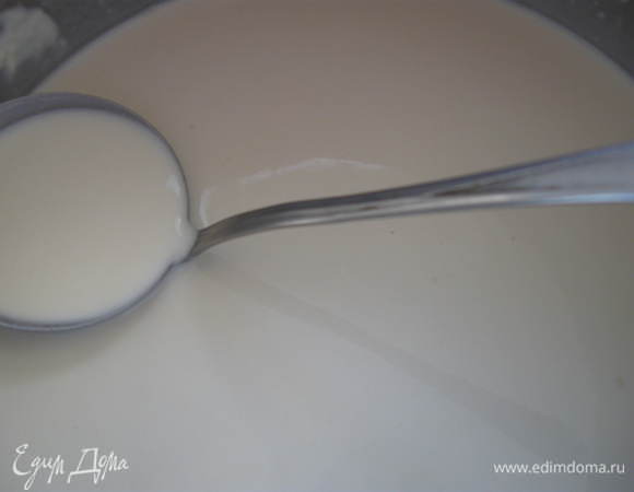 Смешиваем муку, сахарный песок, соль, добавляем  0,5 стакана молока. Перемешиваем. Добавляем яйца, оставшееся молоко, кефир. Взбиваем миксером.