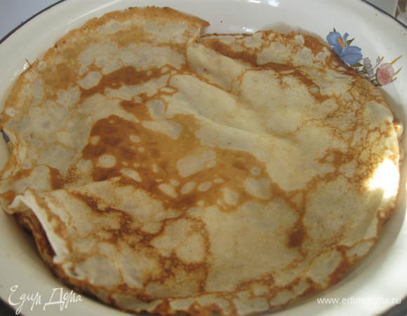 Печем блины на раскаленной чугунной сковороде.  Лучше для этого взять сковороду небольшого размера. Складываем в миску, поставленную на кастрюлю с  кипящей водой, смазывая периодически готовые блины сливочным маслом.
