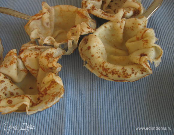 Кокотницы изнутри обмазываем оливковым маслом, помещаем в них блины, отправляем в духовку, разогретую до 180 градусов минут на 10.