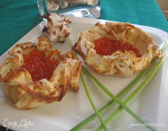 Наполняем икрой. Украшаем луком-пореем.

