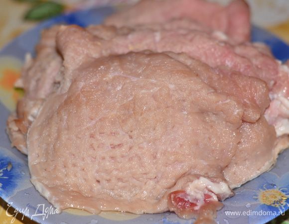 Мясо порезать, как на отбивные и хорошо отбить.