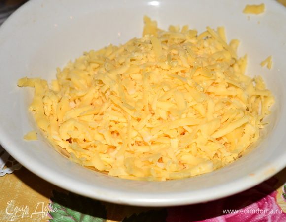 Натереть на терке сыр,