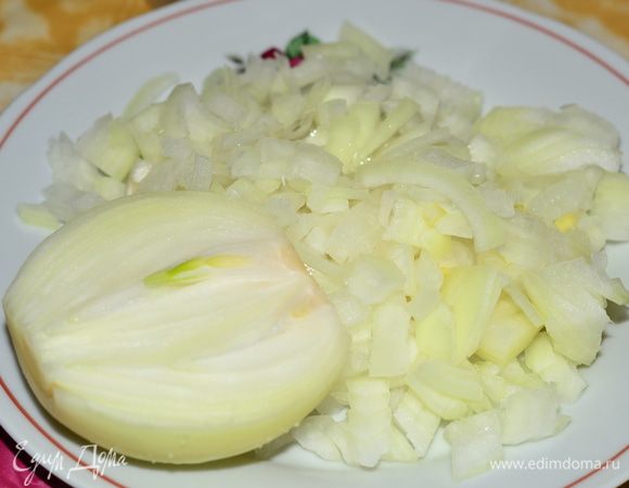 нашинковать лук.