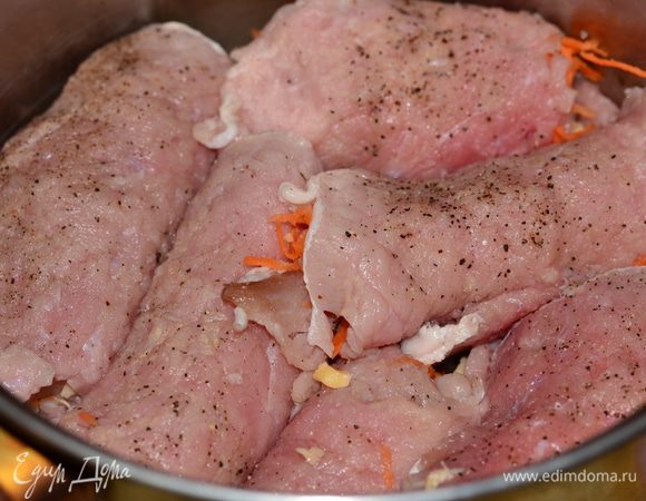 Выложить "швом вниз" на лук плотно к другу другу.