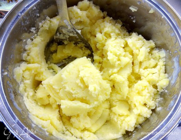 Сварить картофель на пару в течение 20-25 минут, положить в миску и размять толкушкой.