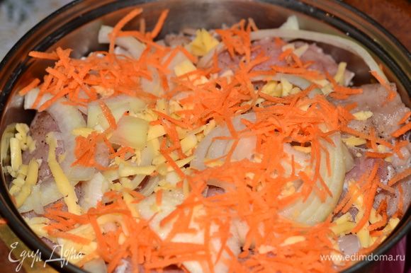 В конце выложить морковку,оставшийся сыр, лук,залить водой, варить минут 40, подсолив слегка воду.