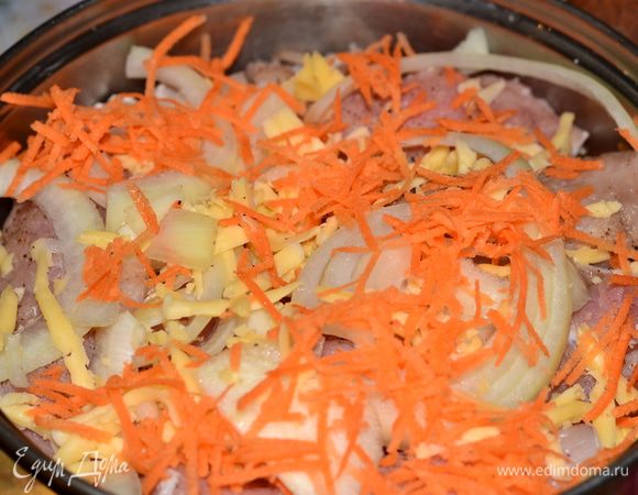 В конце выложить морковку,оставшийся сыр, лук,залить водой, варить минут 40, подсолив слегка воду. 