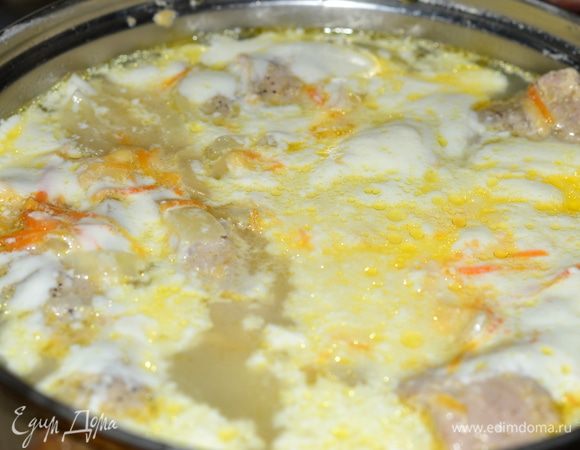 Добавить сметану и еще варить около часа на медленном огне.