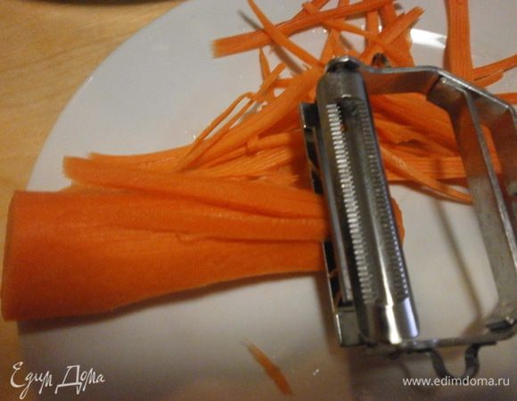 Морковь нарезать овощерезкой на тонкие стружки, как "корейская".