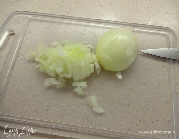 Нагреть в сковороде 25 г сливочного масла, добавить порезанный лук и жарить на медленном огне, изредка помешивая, 5 мин.