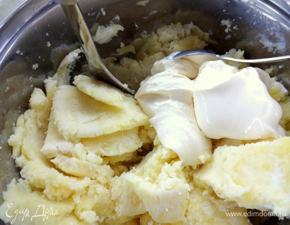 Лук добавить в картофель, также добавить рикотту и мягкий сыр.
Тщательно перемешать и вбить в массу по одному яичные желтки.
Добавить тертый пармезан, посолить, поперчить.
