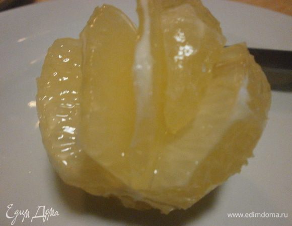 Лимон очистить "на живую", срезать ножом корочку вместе с белой мякотью. Если не очень нравится лимон в салате, можно заменить на грейпфрут.