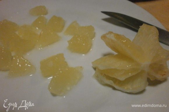 Срезать ножом дольки лимона, оставляя при этом плёночки. Эту процедуру желательно проделать над тарелкой, чтобы собрать стекающий сок.