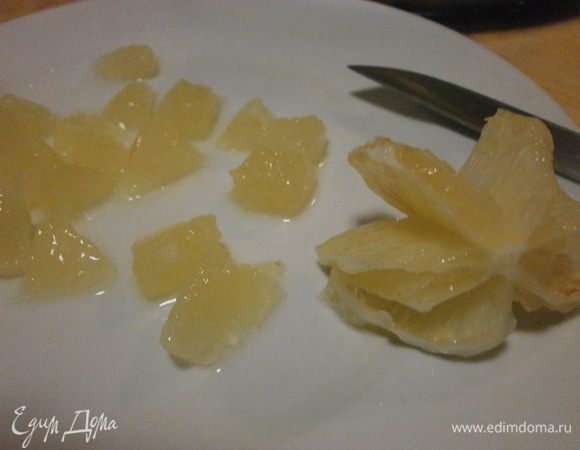 Срезать ножом дольки лимона, оставляя при этом плёночки. Эту процедуру желательно проделать над тарелкой, чтобы собрать стекающий сок.